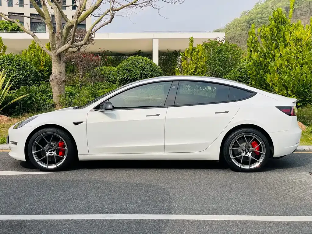 Tesla Model 3 — фото 10