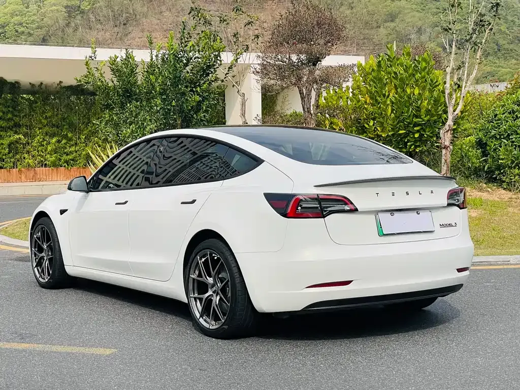 Tesla Model 3 — фото 9
