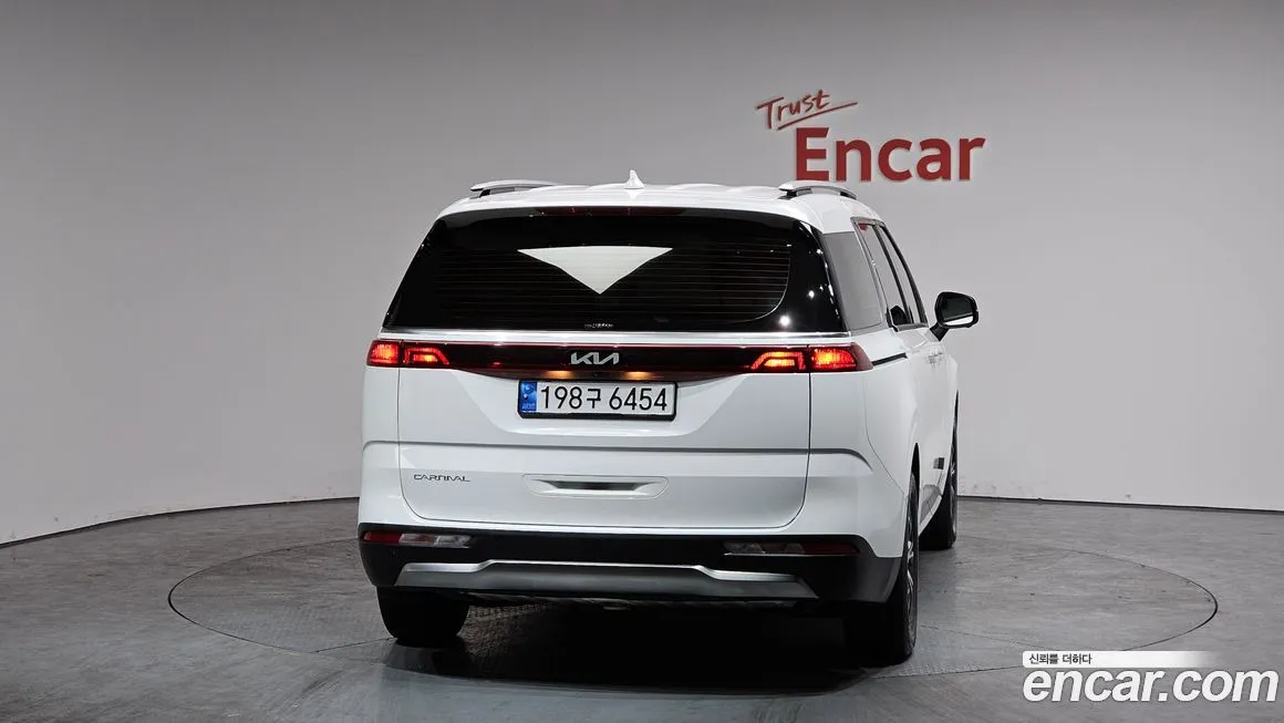 Kia Carnival — фото 10