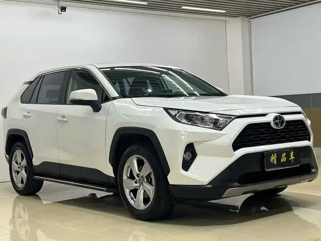 Toyota RAV4 — фото 1