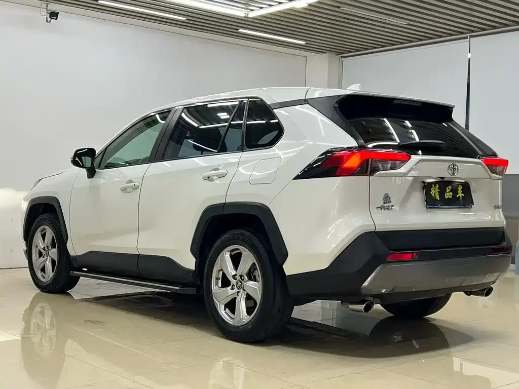 Toyota RAV4 — фото 7