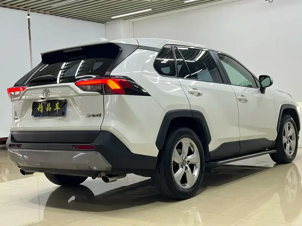 Toyota RAV4 — фото 9