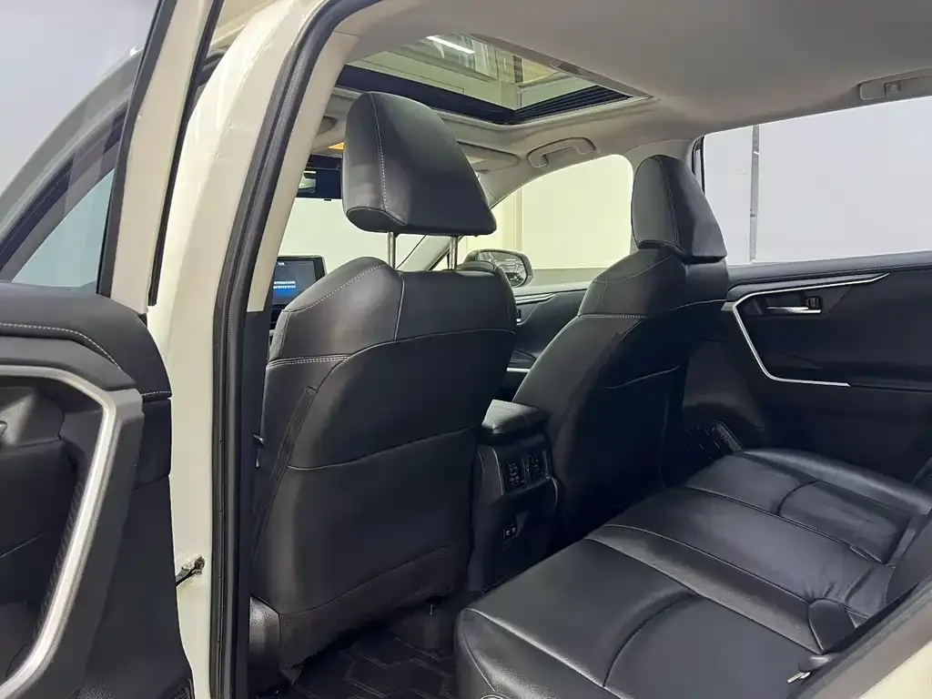 Toyota RAV4 — фото 4