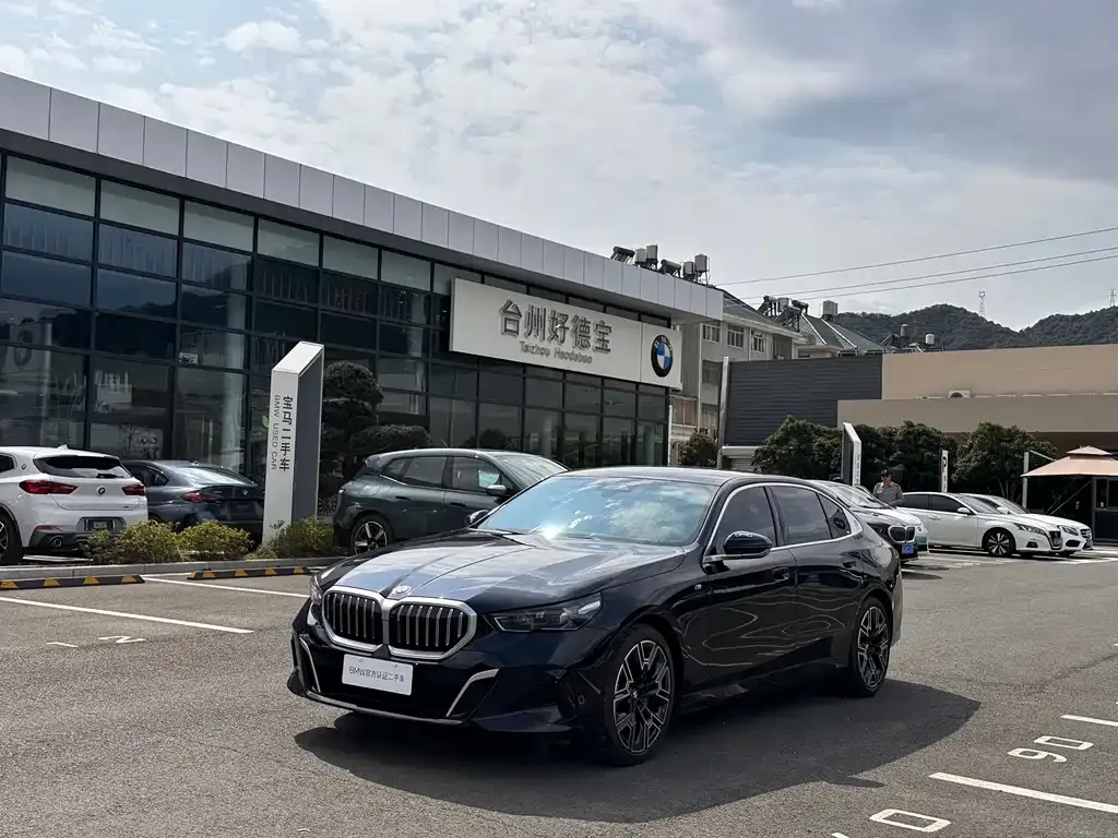 BMW 5 Series — фото 1