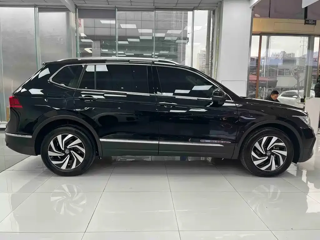Volkswagen Tiguan L — фото 2