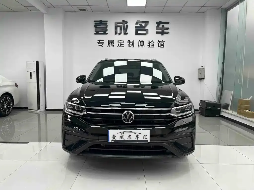 Volkswagen Tiguan L — фото 10