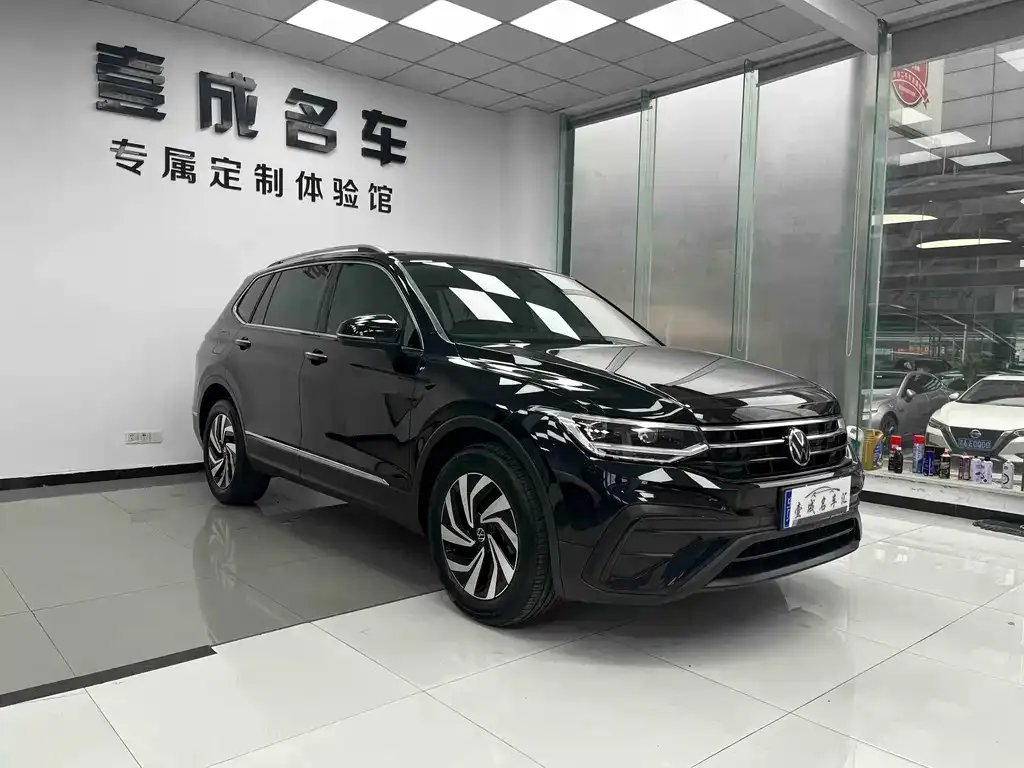 Volkswagen Tiguan L — фото 9