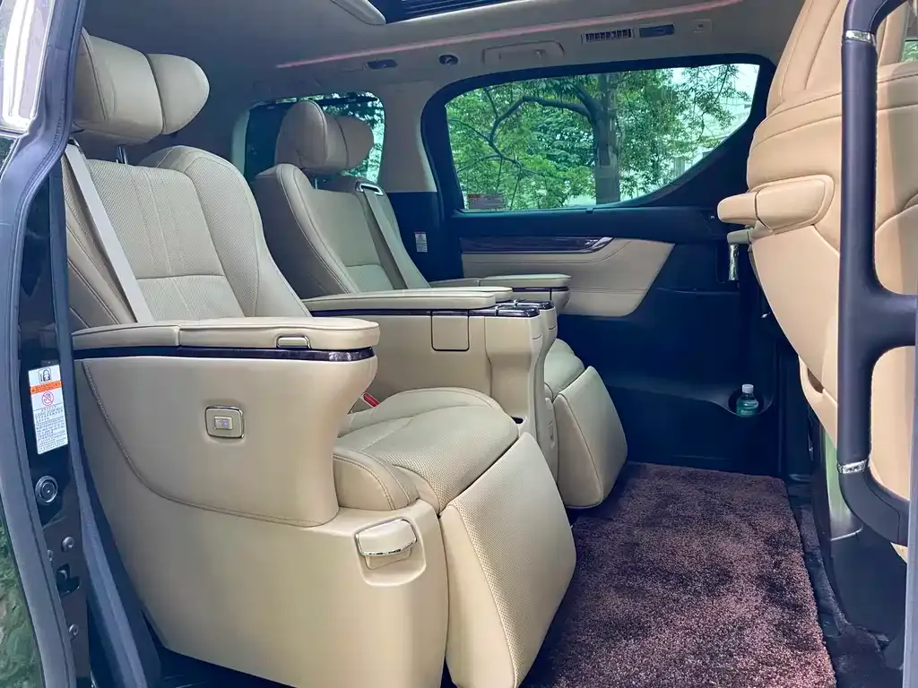 Toyota Alphard — фото 7