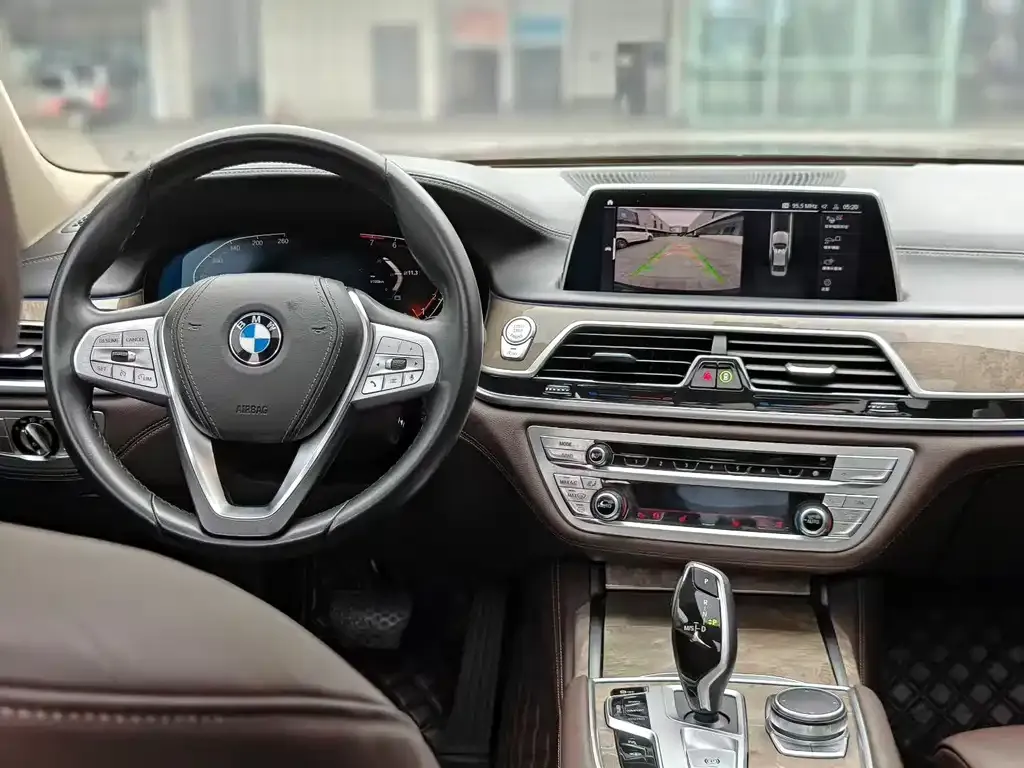 BMW 7 Series — фото 9