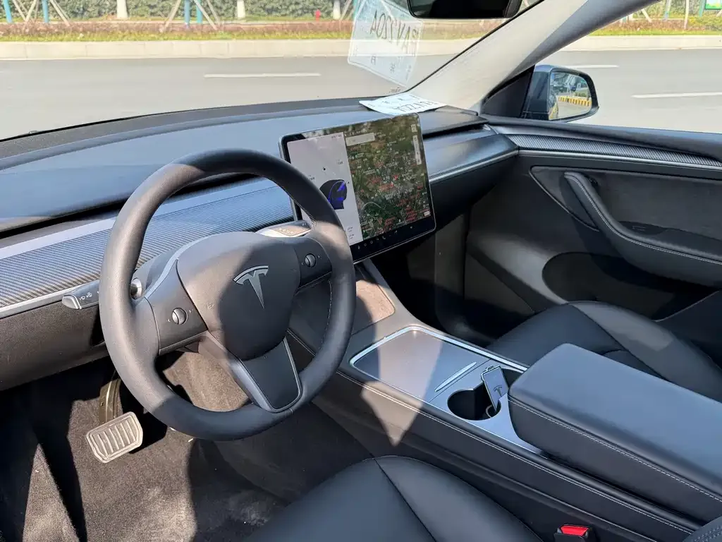 Tesla Model Y — фото 6