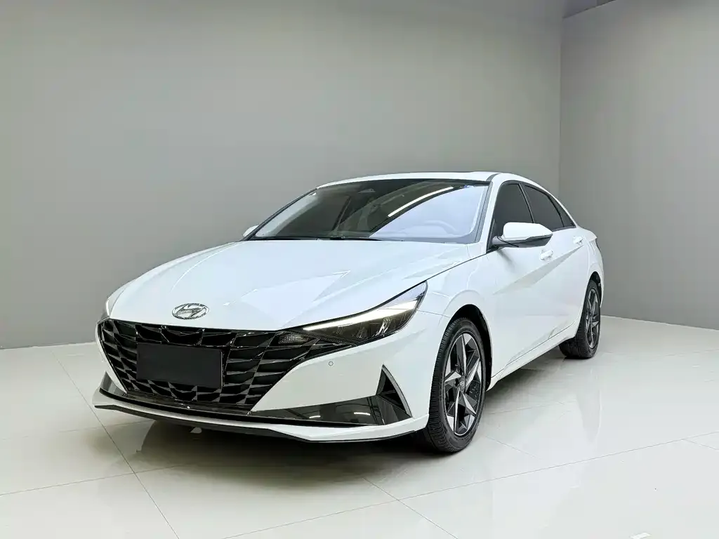 Hyundai Elantra — фото 1
