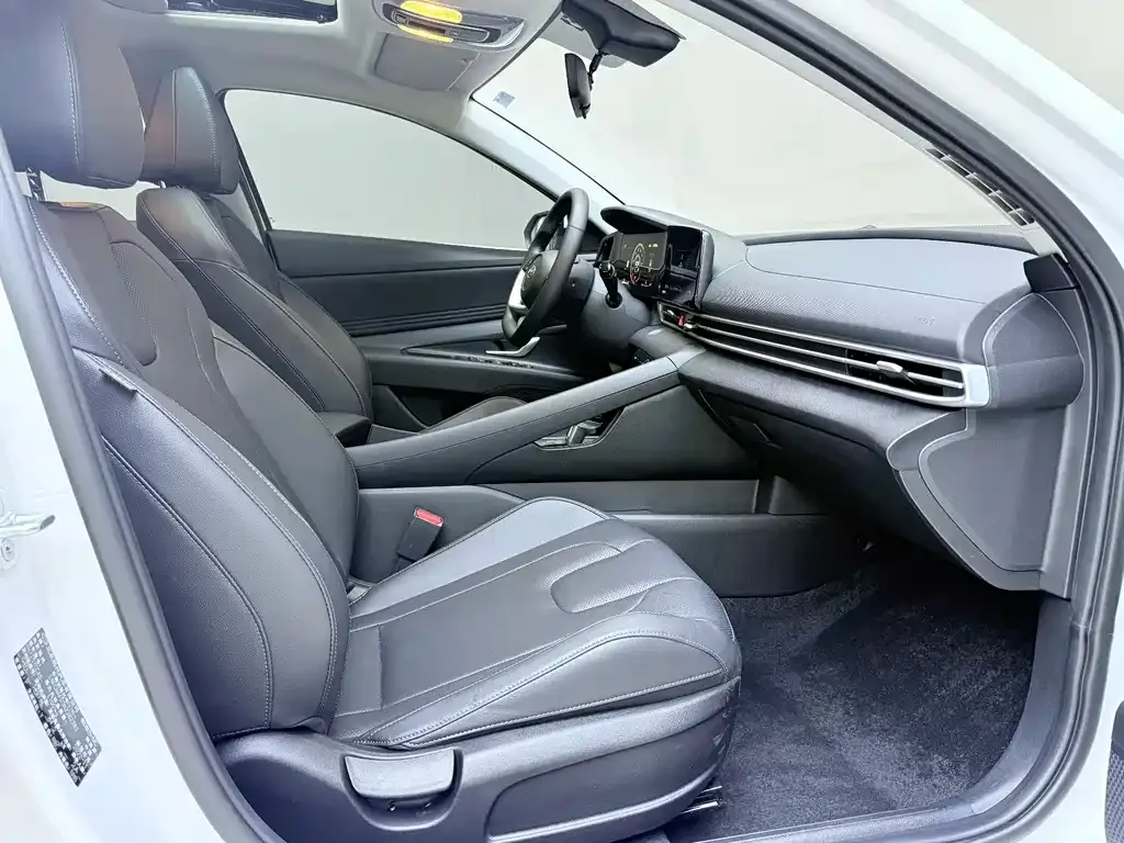 Hyundai Elantra — фото 10