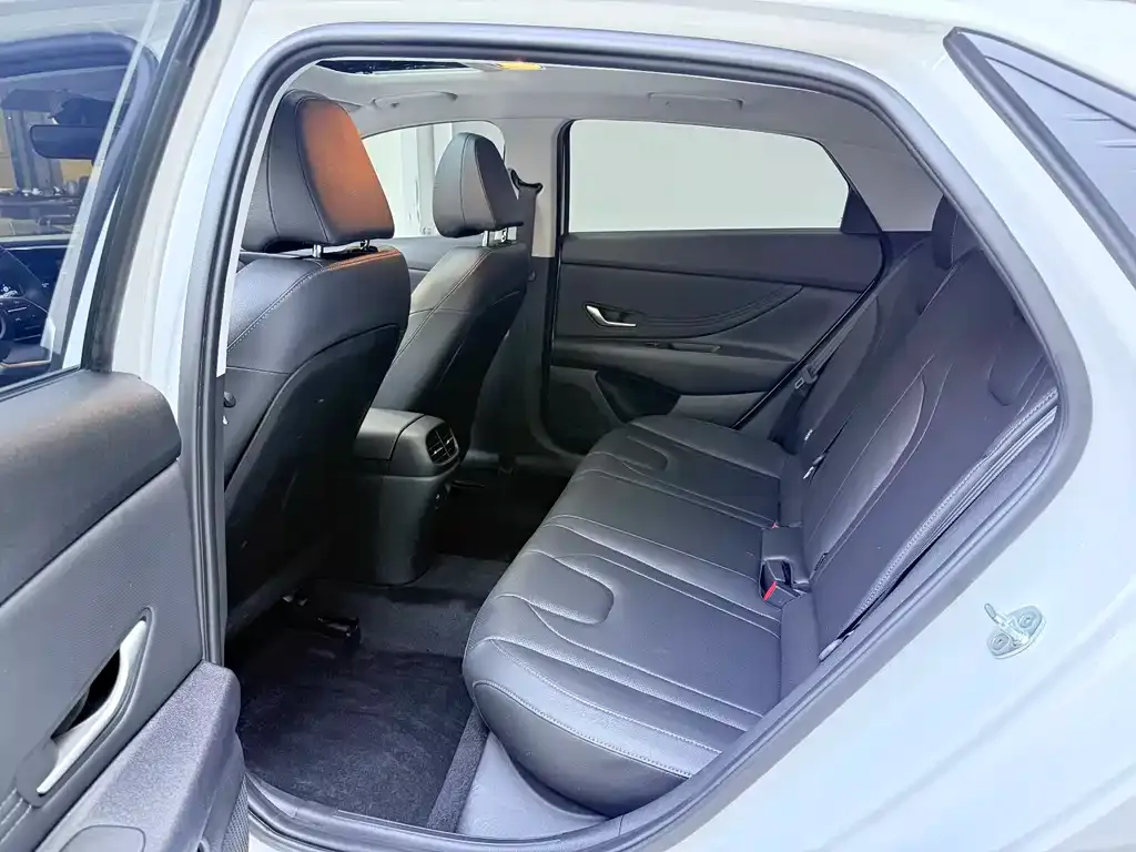Hyundai Elantra — фото 6