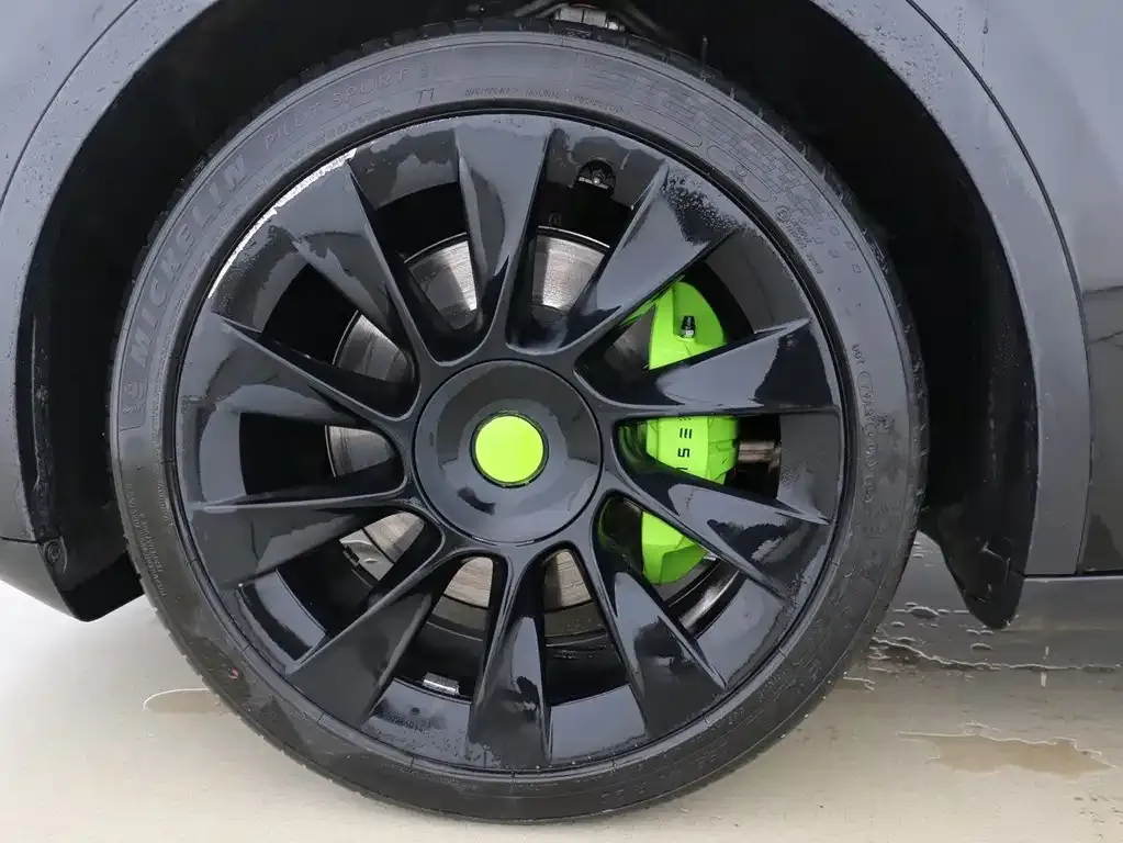 Tesla Model Y — фото 10