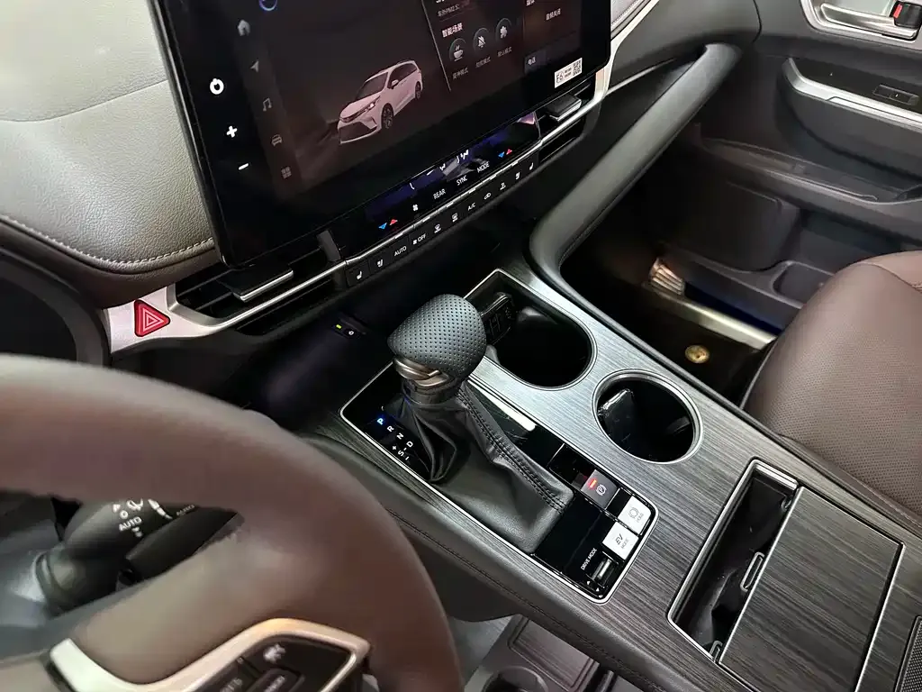 Toyota Granvia — фото 2