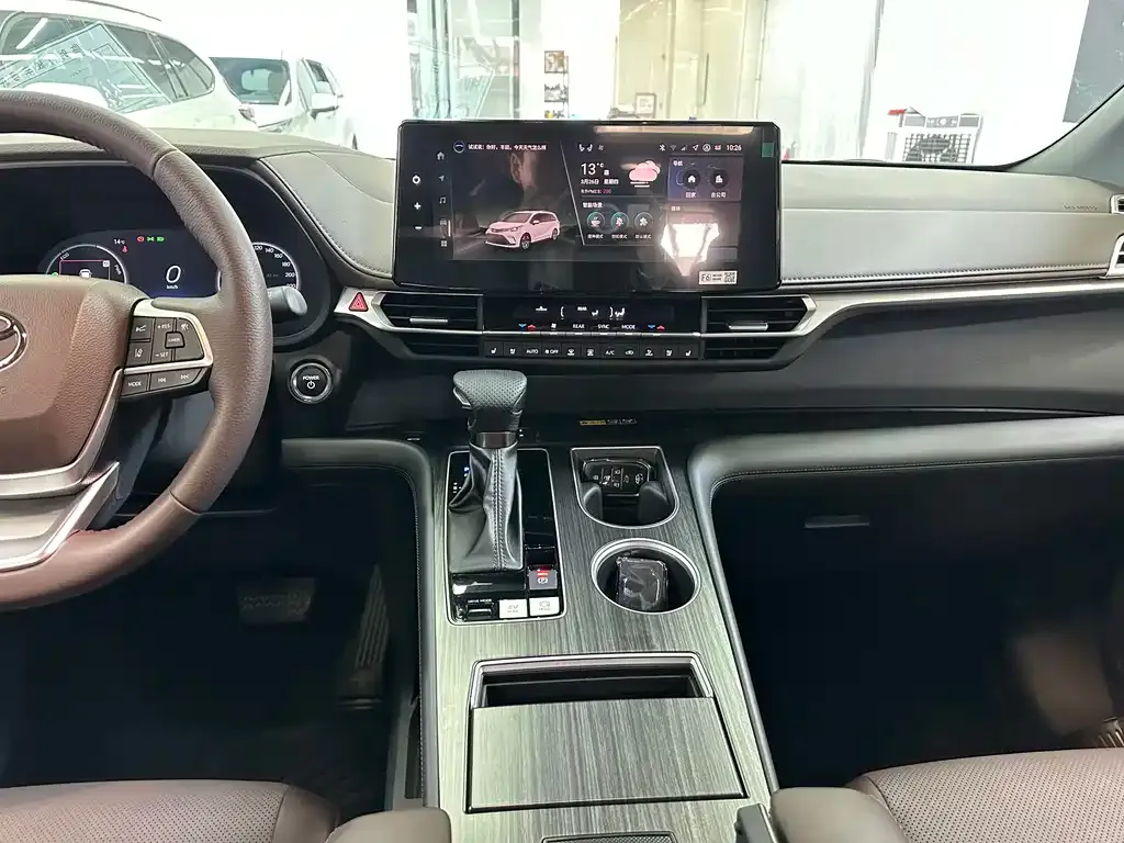 Toyota Granvia — фото 10