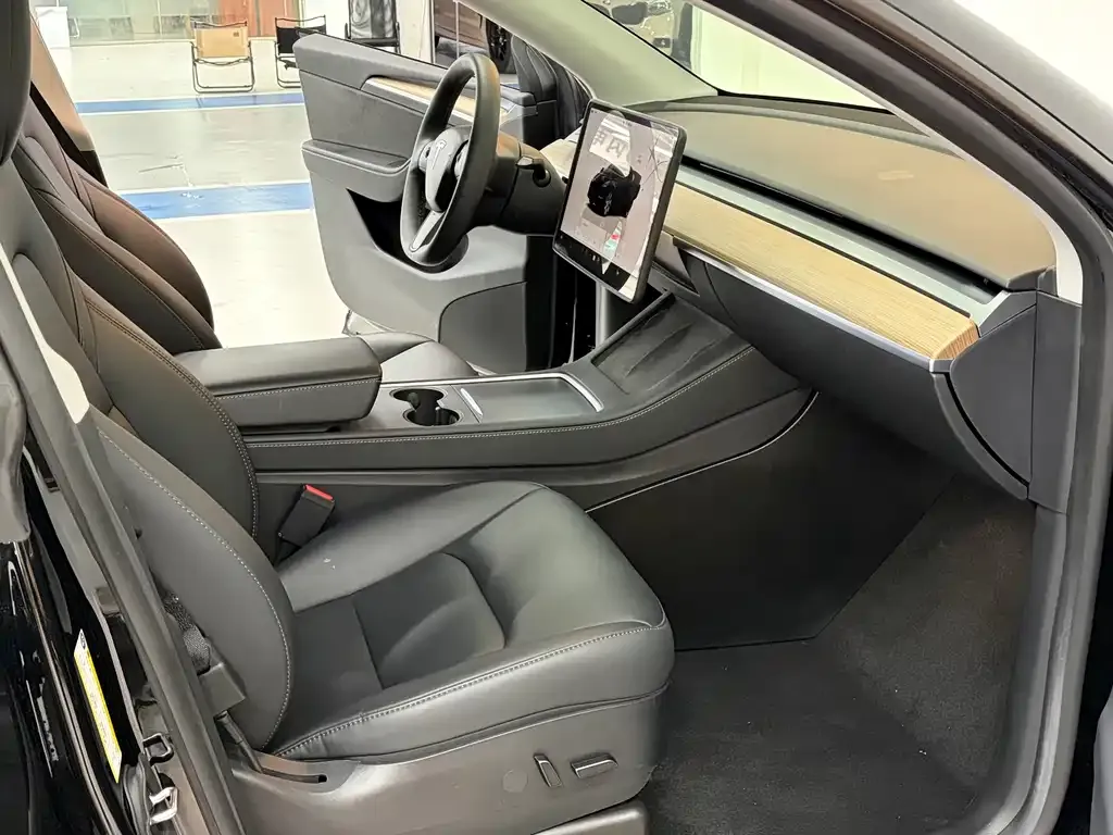 Tesla Model Y — фото 7