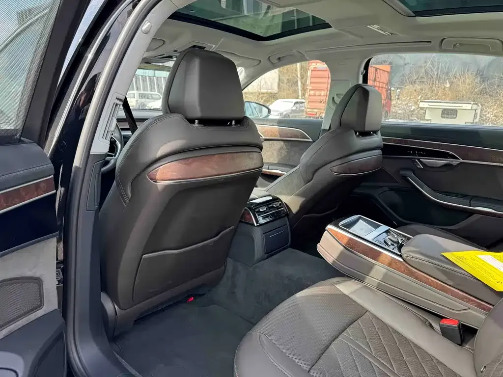 Audi A8 — фото 6
