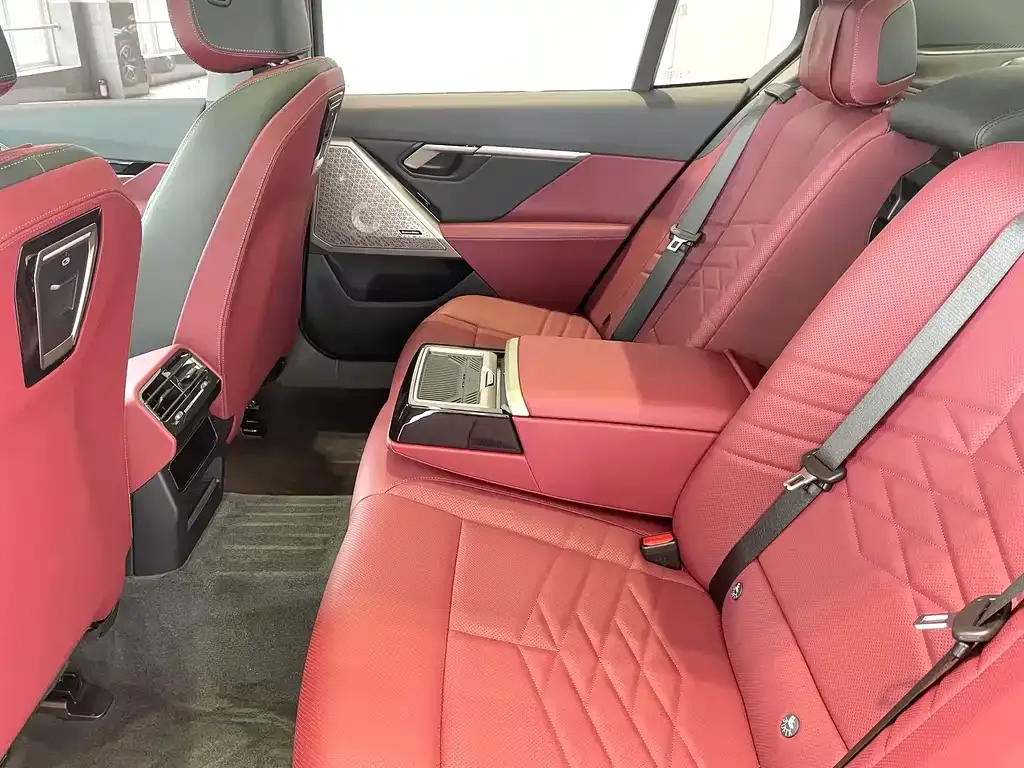 BMW 5 Series 2025 из CN, фото 8