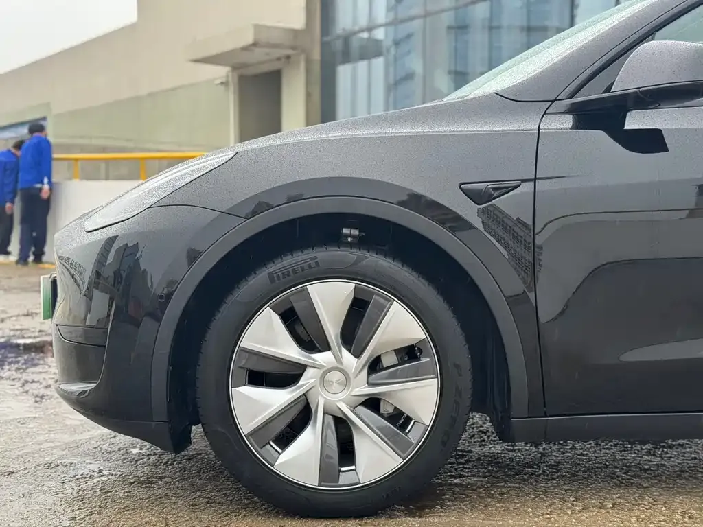 Tesla Model Y — фото 7