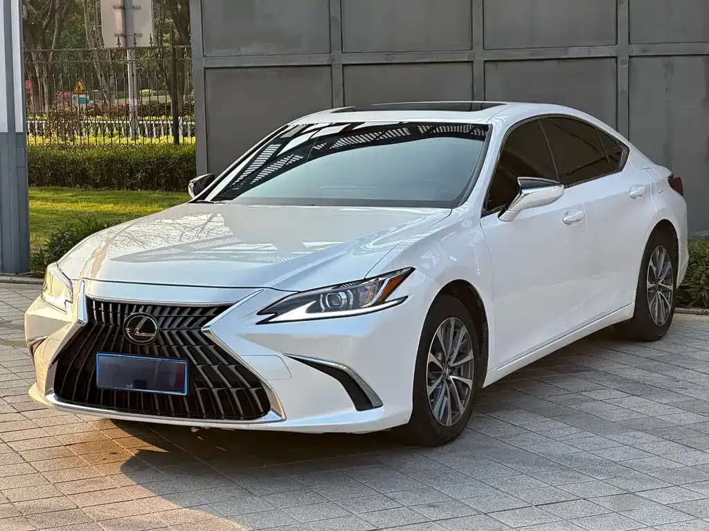Lexus ES — фото 1