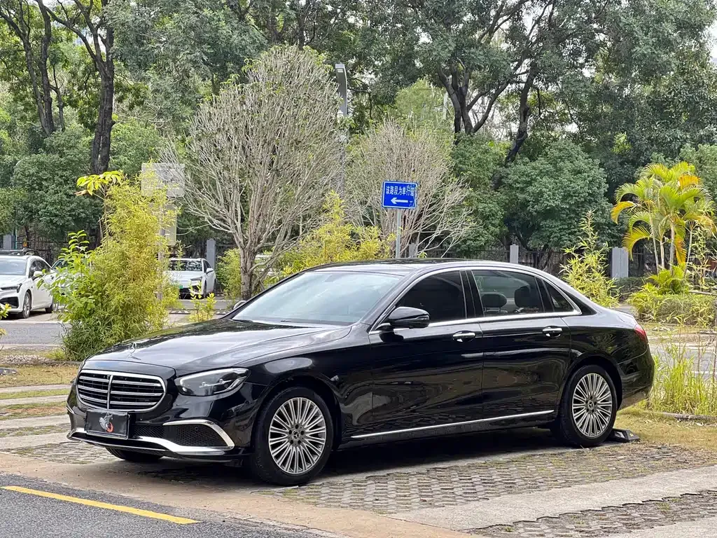 Mercedes-Benz E-Class — фото 1