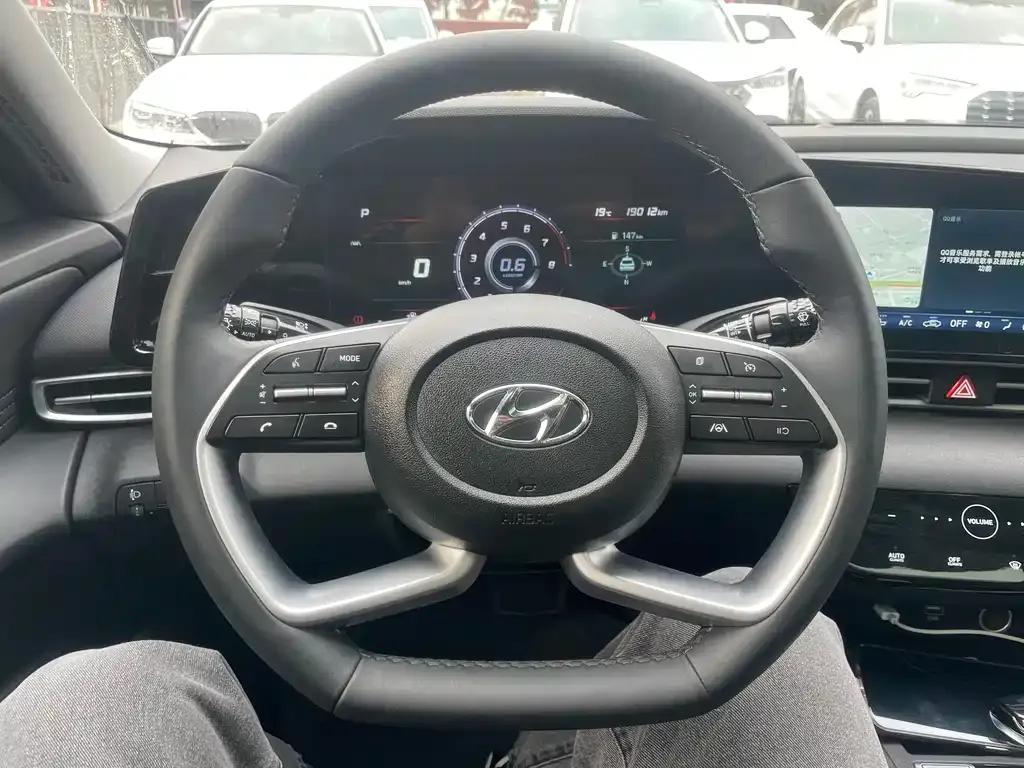 Hyundai Elantra — фото 8