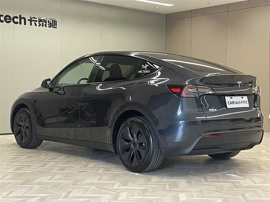 Tesla Model Y — фото 8