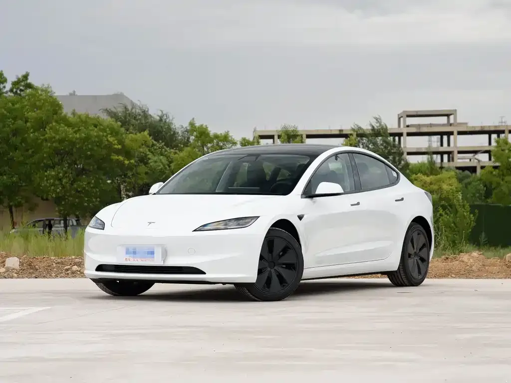 Tesla Model 3 — фото 1