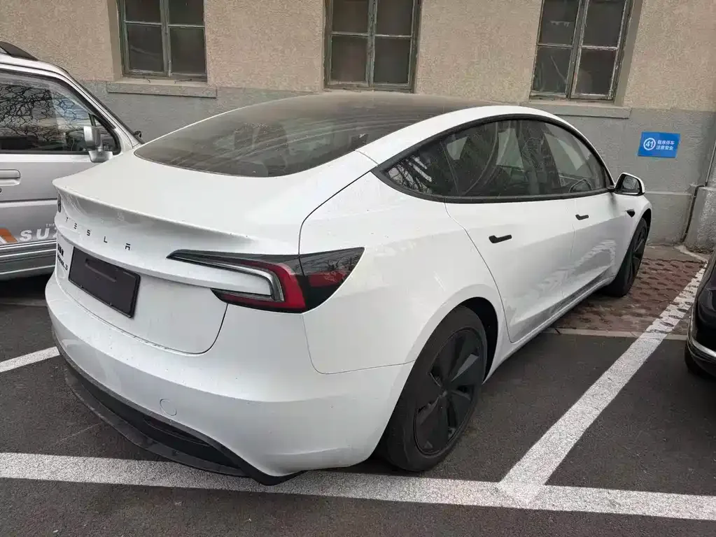 Tesla Model 3 — фото 10