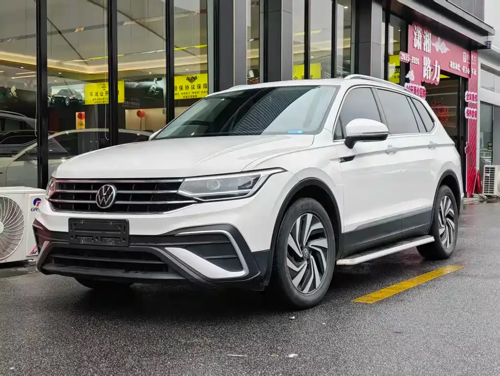Volkswagen Tiguan L — фото 1