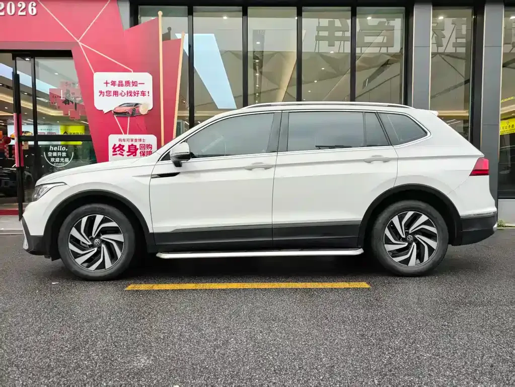 Volkswagen Tiguan L — фото 10