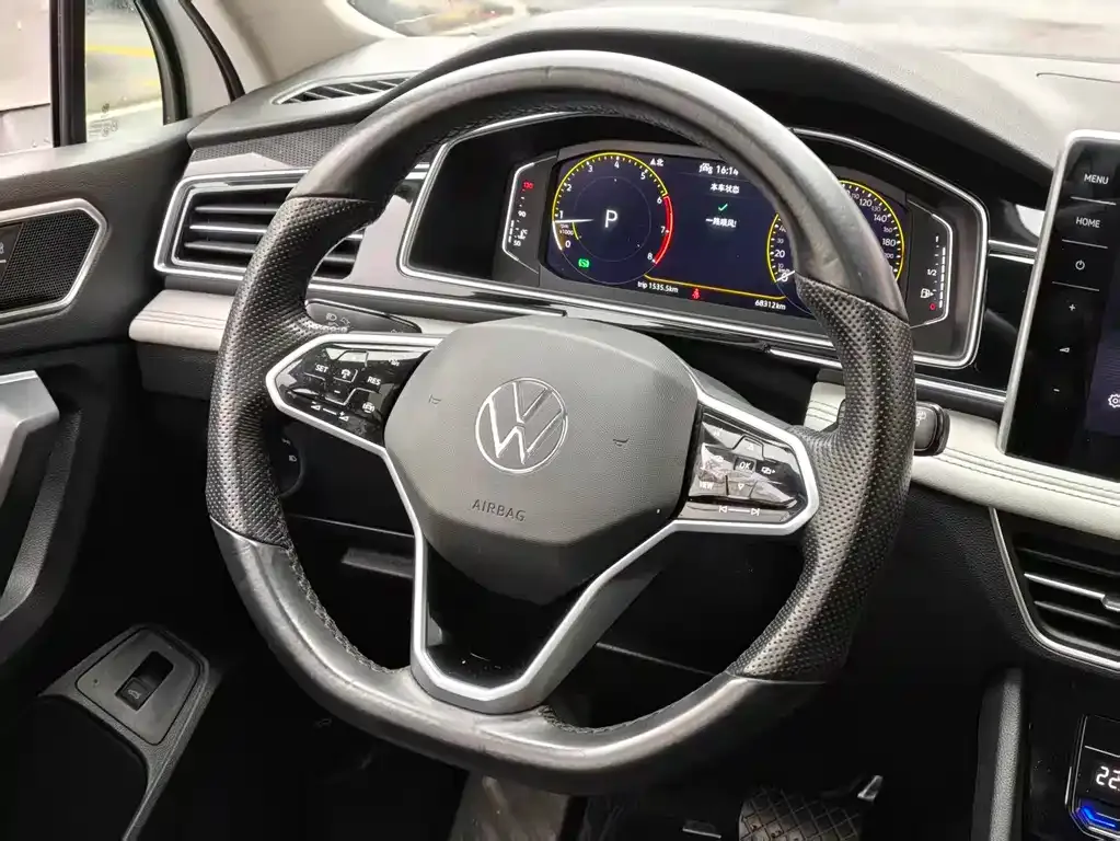 Volkswagen Tiguan L — фото 5
