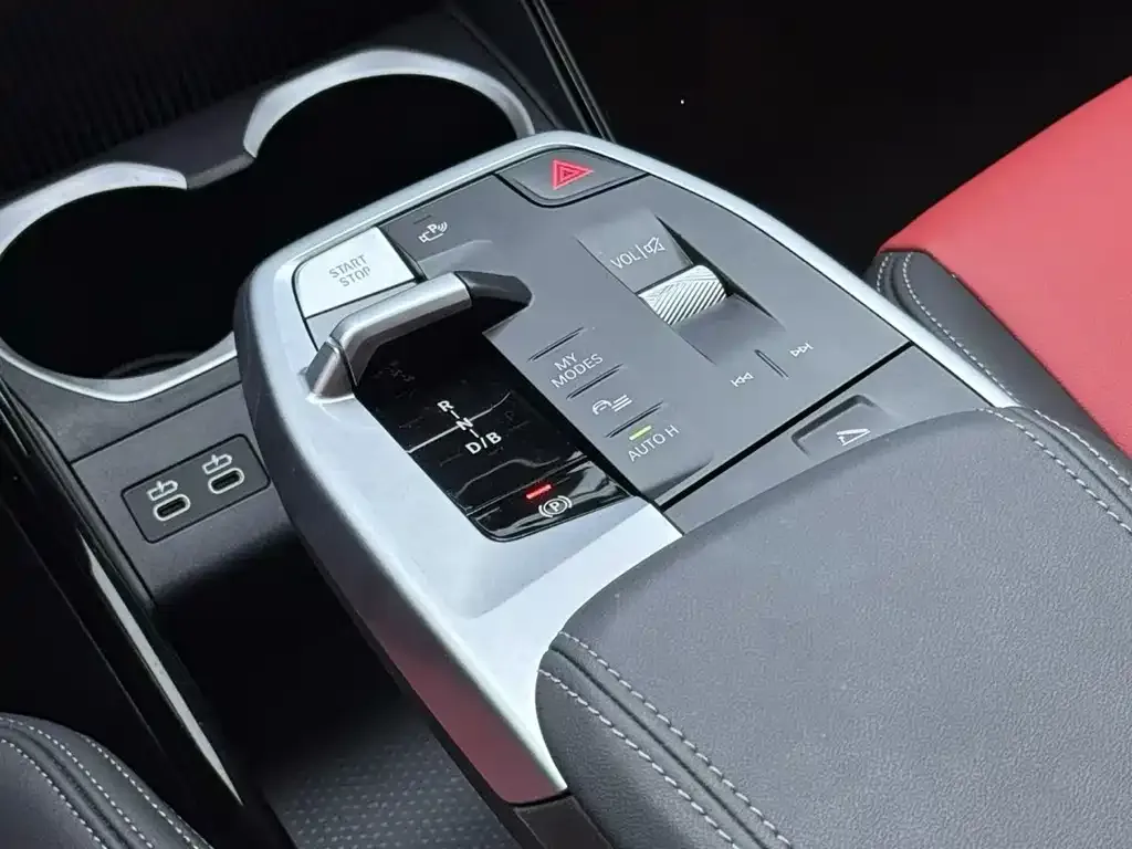 BMW iX1 2025 из CN, фото 5