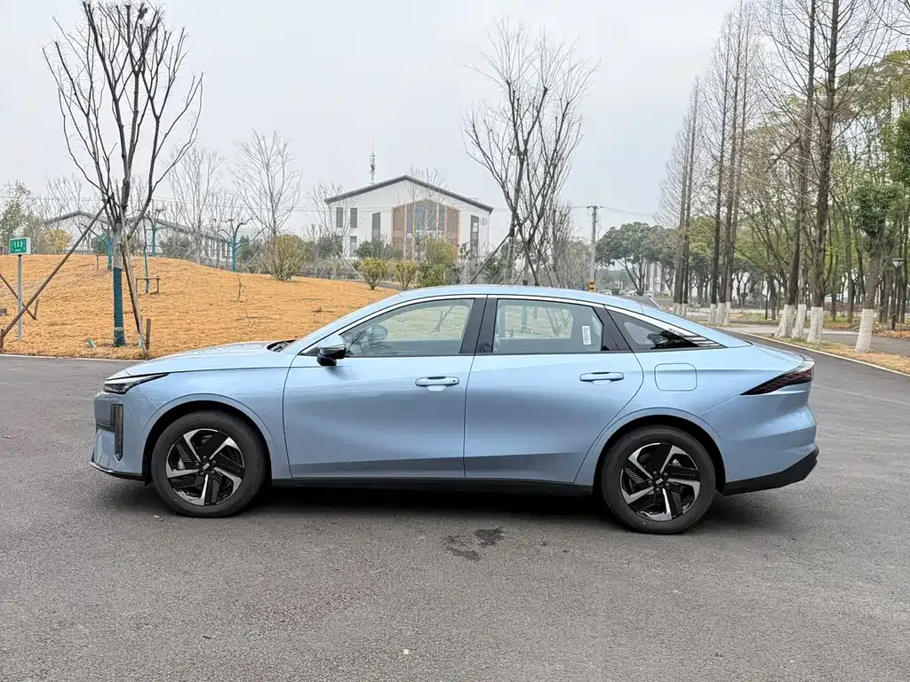 Geely Galaxy L6 — фото 8