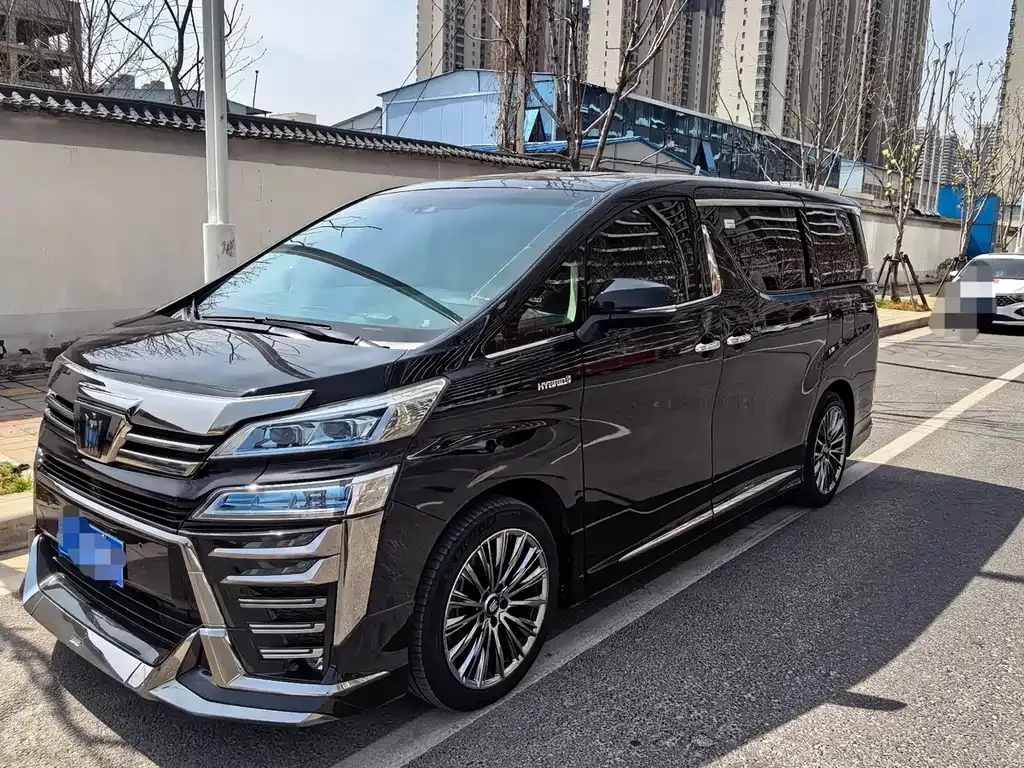 Toyota Vellfire — фото 1