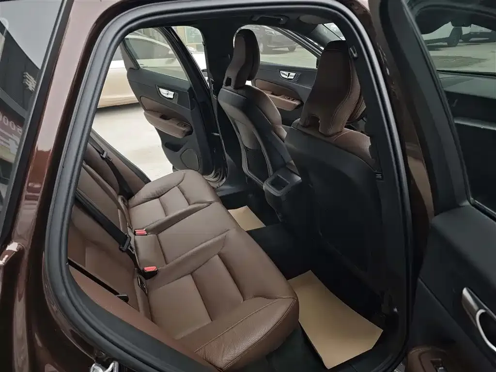 Volvo XC60 — фото 10