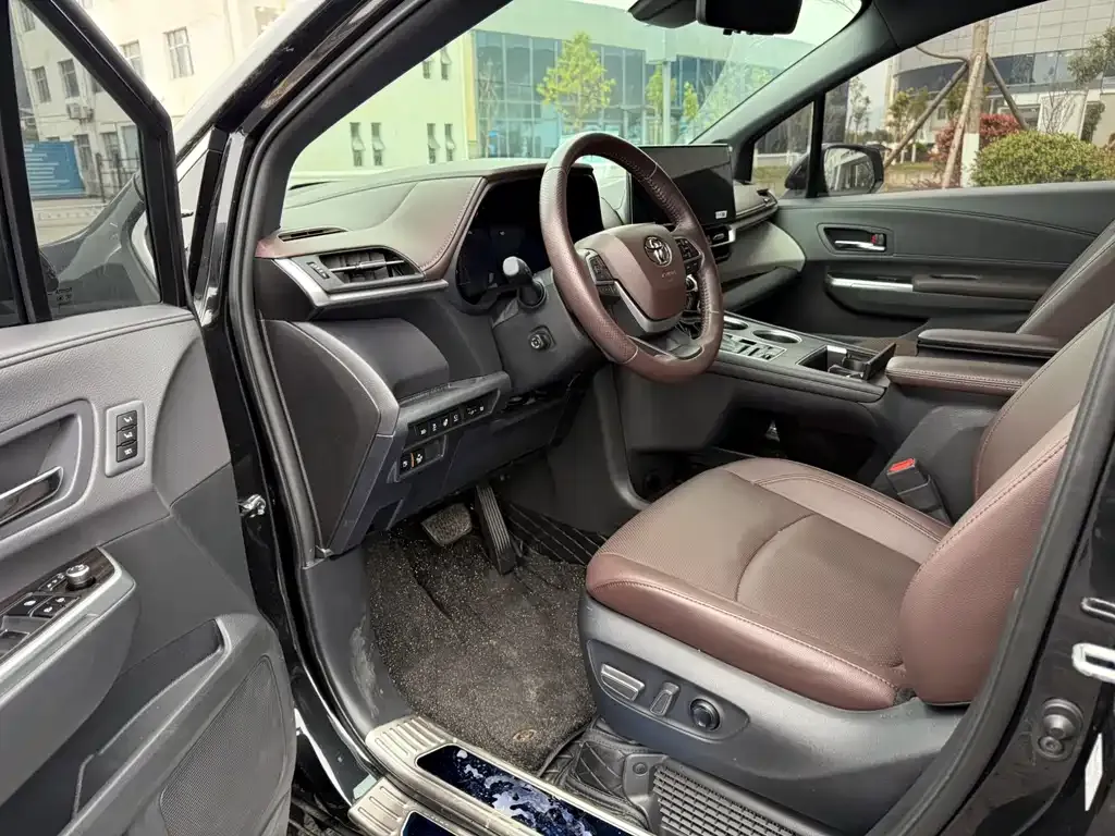 Toyota Granvia — фото 4