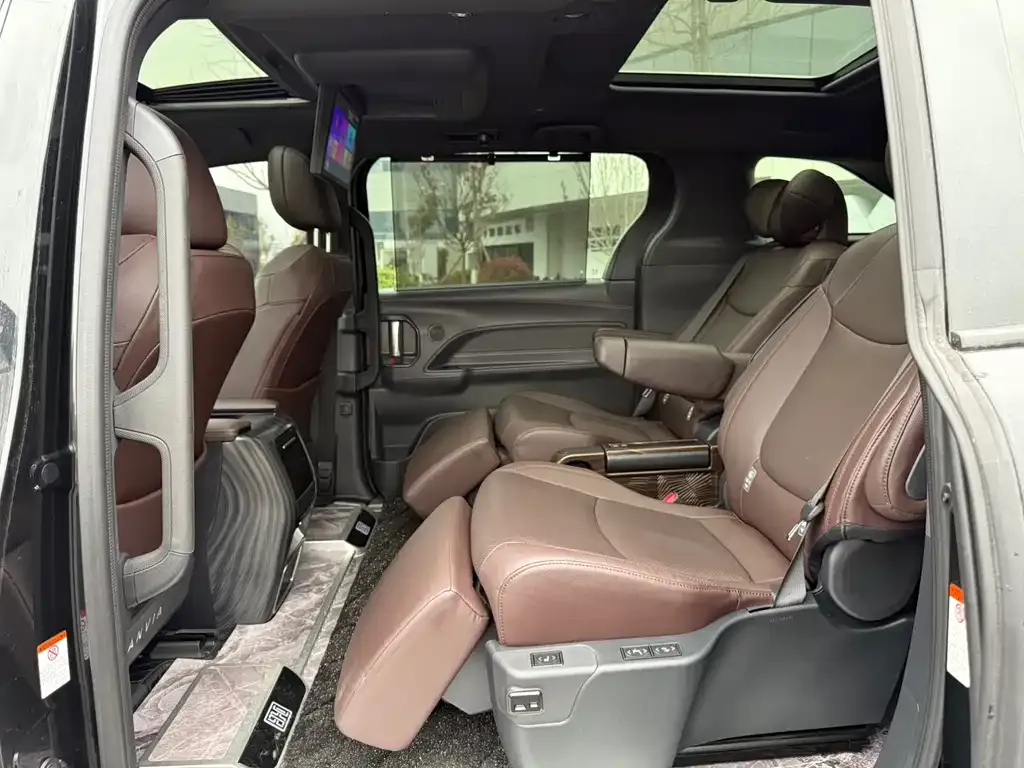 Toyota Granvia — фото 8