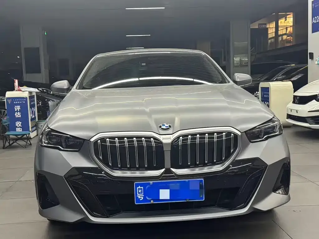 BMW 5 Series — фото 1