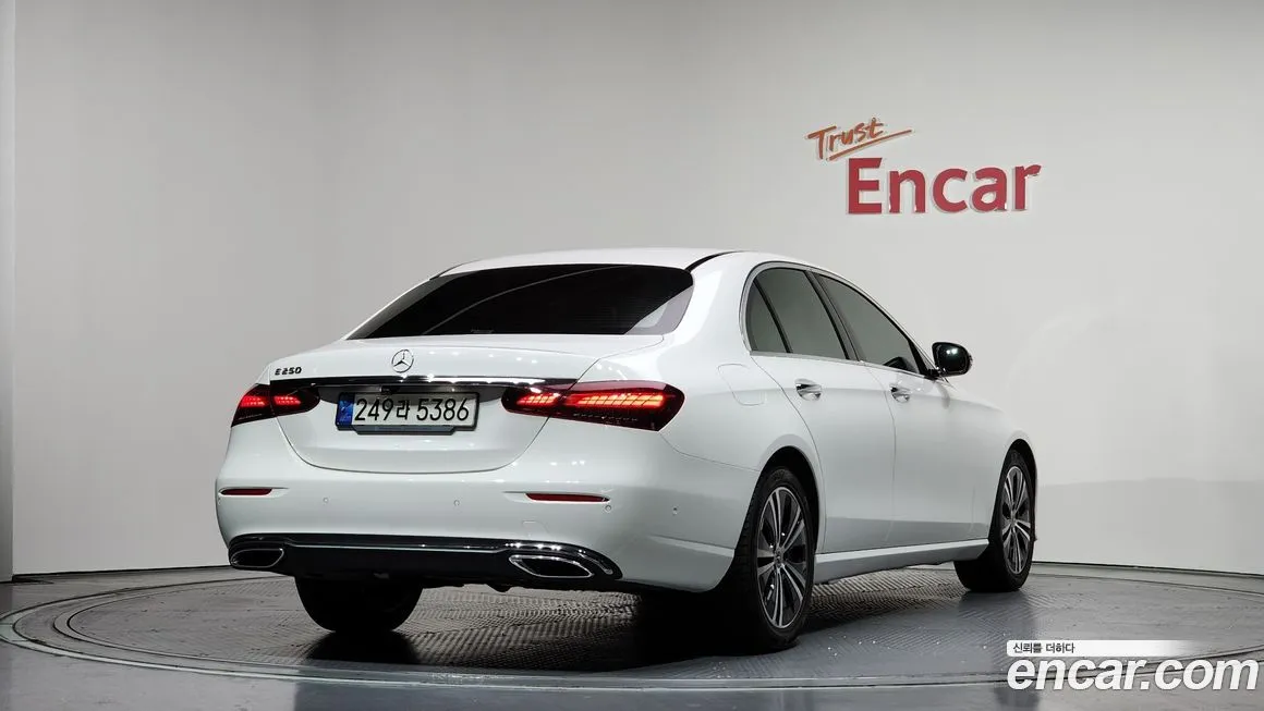 Mercedes-Benz E-Class — фото 10