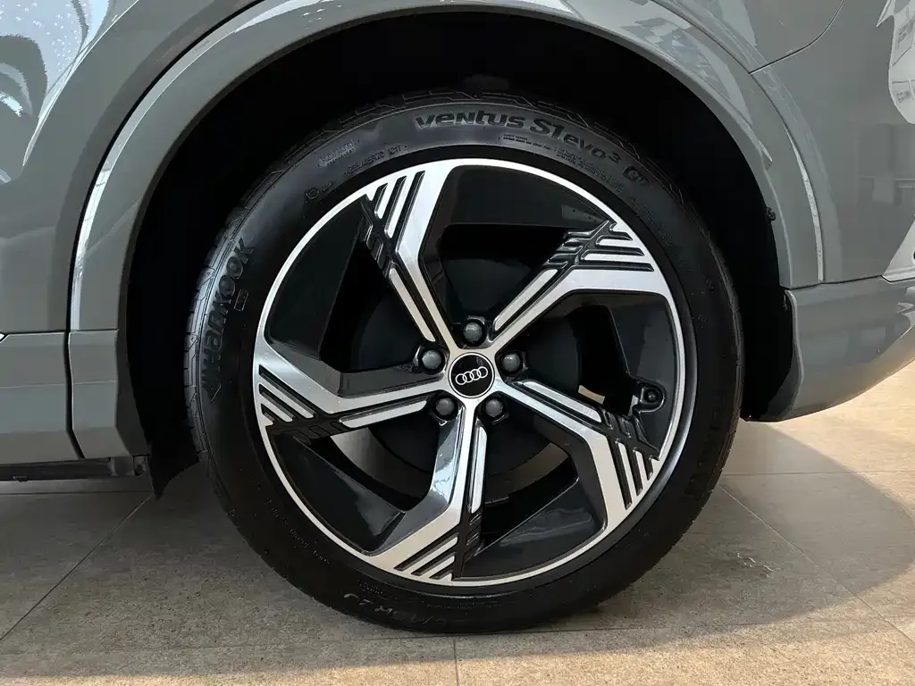 Audi Q4 e-tron — фото 10