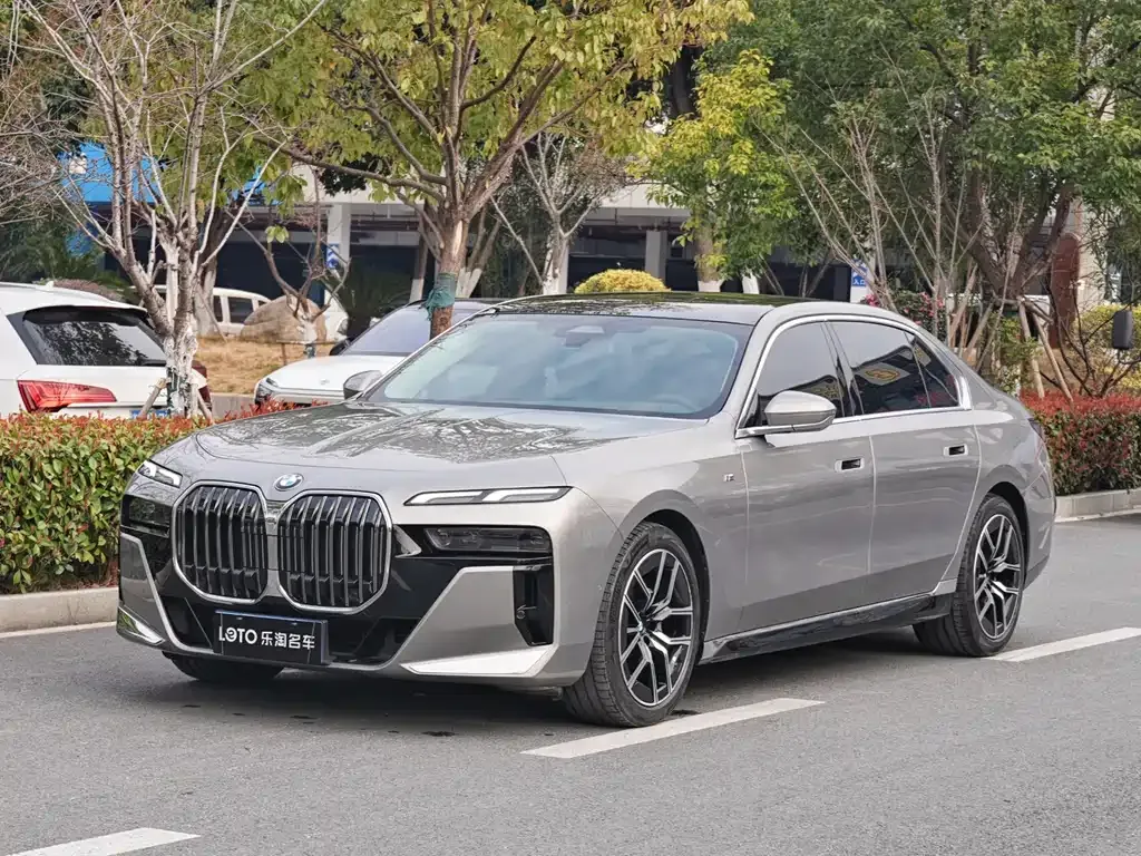 BMW 7 Series — фото 1