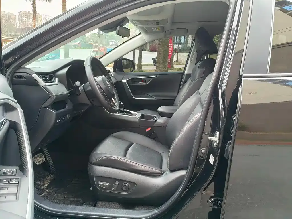 Toyota RAV4 2023 из CN, фото 3