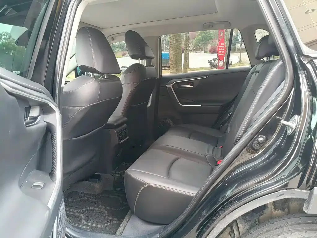 Toyota RAV4 2023 из CN, фото 2
