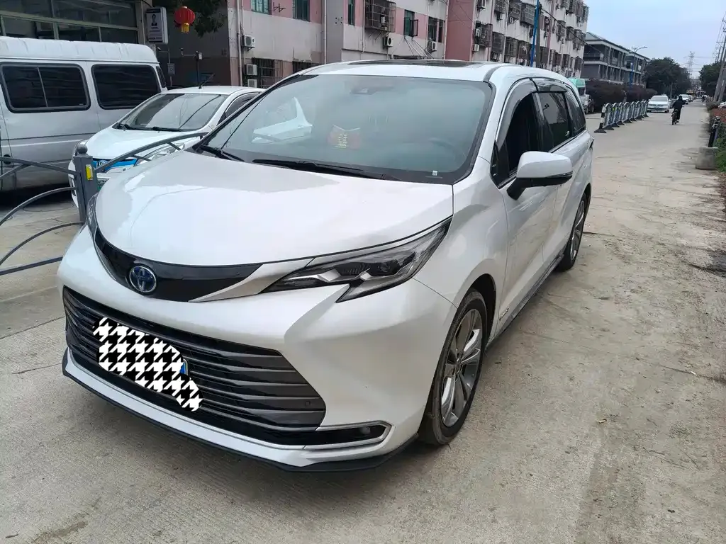 Toyota Sienna — фото 1