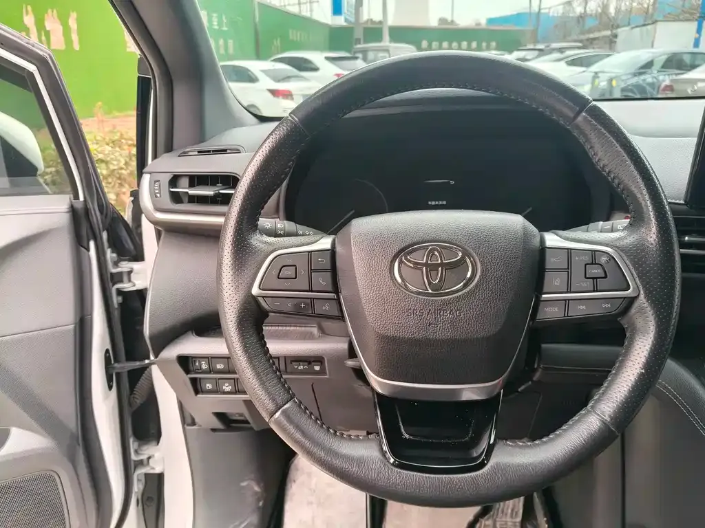 Toyota Sienna — фото 6