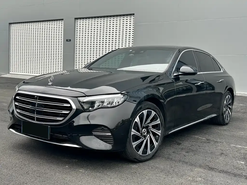 Mercedes-Benz E-Class — фото 1