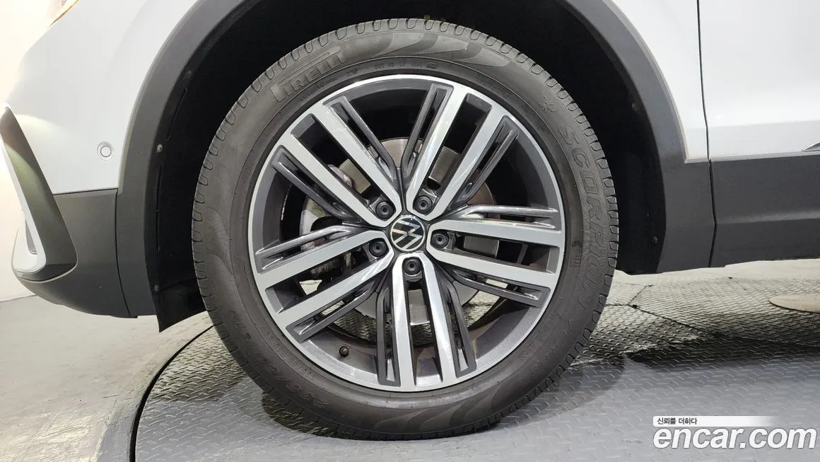 Volkswagen Tiguan — фото 9