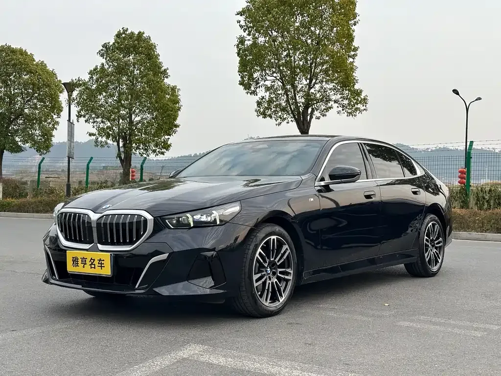 BMW 5 Series — фото 1
